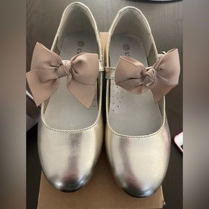 New without tags L'Amour Little Big Girls gold shoes with bow.